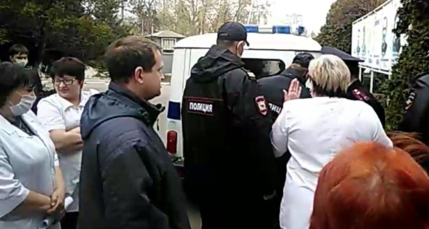 Активистов задержали во время съемок на закрывающейся станции переливания крови в Ельце