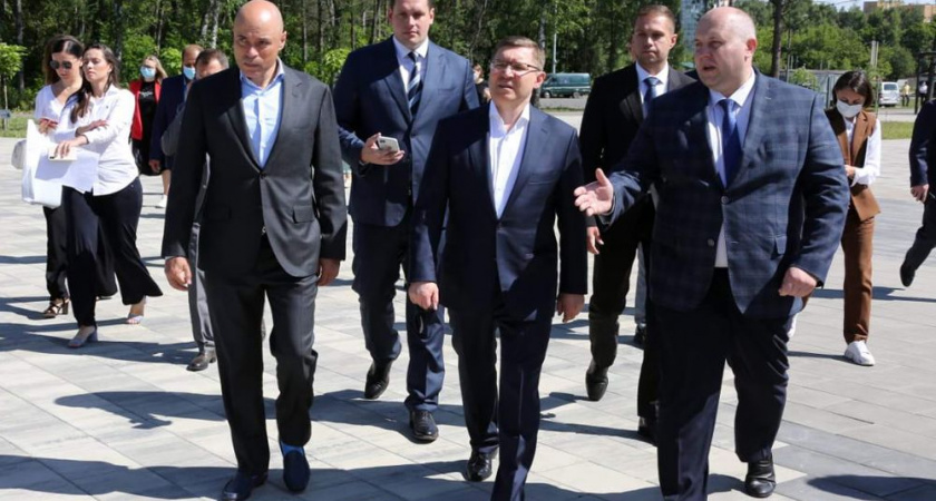 В Ельце к приезду главы Минстроя Владимира Якушева спешно демонтировали новогоднюю иллюминацию