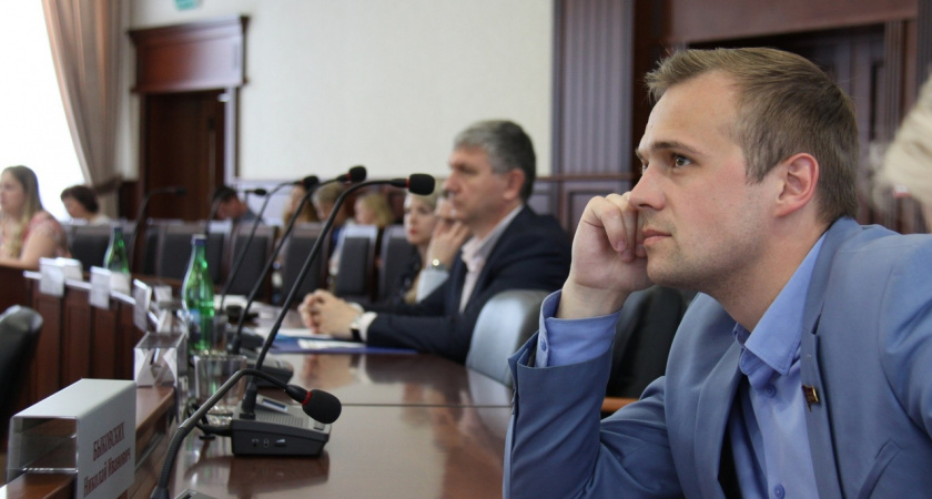 Неизвестные на чёрном джипе преследуют липецкого депутата-коммуниста Николая Быковских