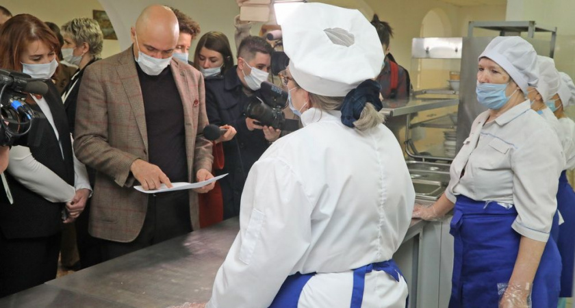 Липецкий губернатор отказался пробовать еду, которой кормят школьников
