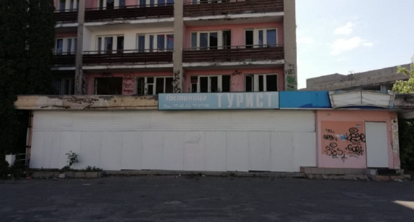 В Липецке заблокировали вход в гостиницу «Турист»