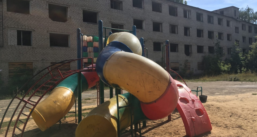 Жители липецкого района Тракторный пожаловались прокурору на антисанитарию и лежбища бомжей