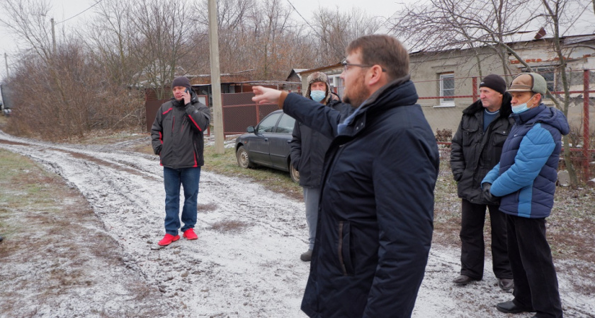 Скорая помощь не может добраться до пациентов из-за ужасных дорог в липецком селе