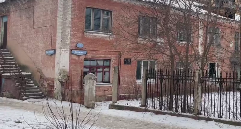 В Липецке семья продолжает жить в аварийном доме из-за забывчивости властей дать им жильё