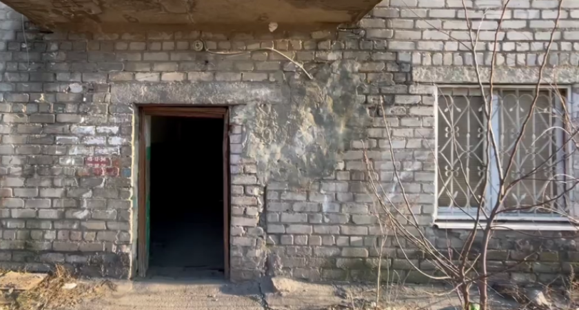 Живущим в антисанитарных условиях жителям аварийного дома в Липецке предложат временный переезд