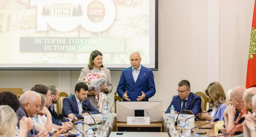 Спикер липецкого горсовета Евгения Фрай получила партбилет от «Единой России» из рук губернатора