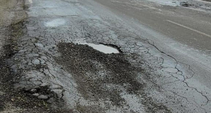 Жалобы властям не помогли избавиться от опасных провалов на дороге Елец-Тербуны