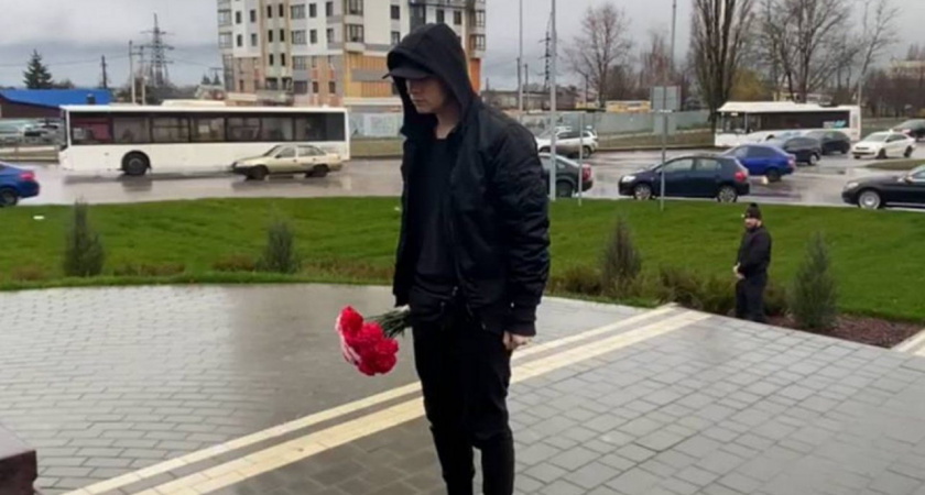 В Липецке SHAMAN возложил цветы к памятнику Александра Невского