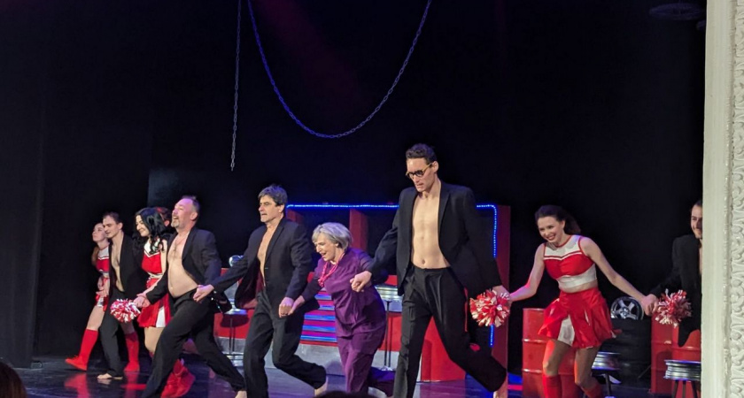 Жаркие майские: обзор спектакля «Мужской стриптиз»