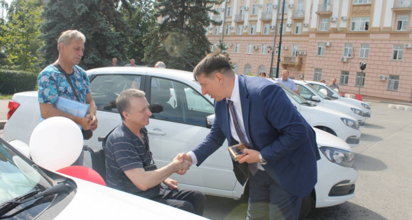 Новые автомобили получили шестеро липчан, пострадавших на производстве 