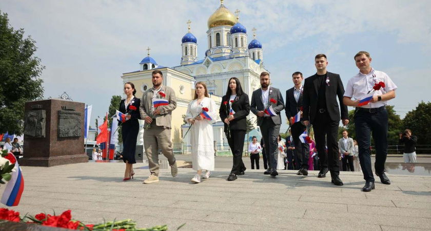 В Ельце парламентарии из 18 субъектов ЦФО почтили память воинов Великой Отечественной войны