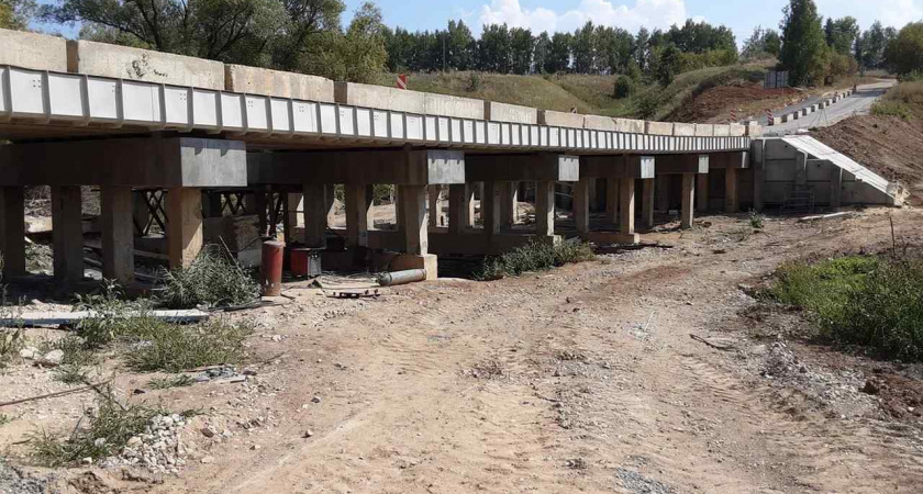 В Задонском районе ремонтируют особенный мост 