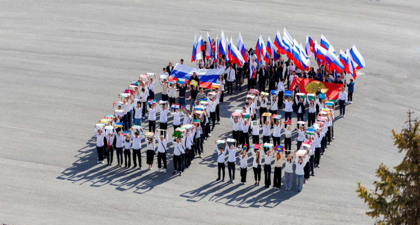 Воссоединение новых регионов с Россией липчане отметили флешмобом 