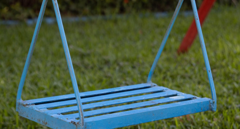 После несчастного случая с 10-летней девочкой в липецком дворе заменили опасные качели