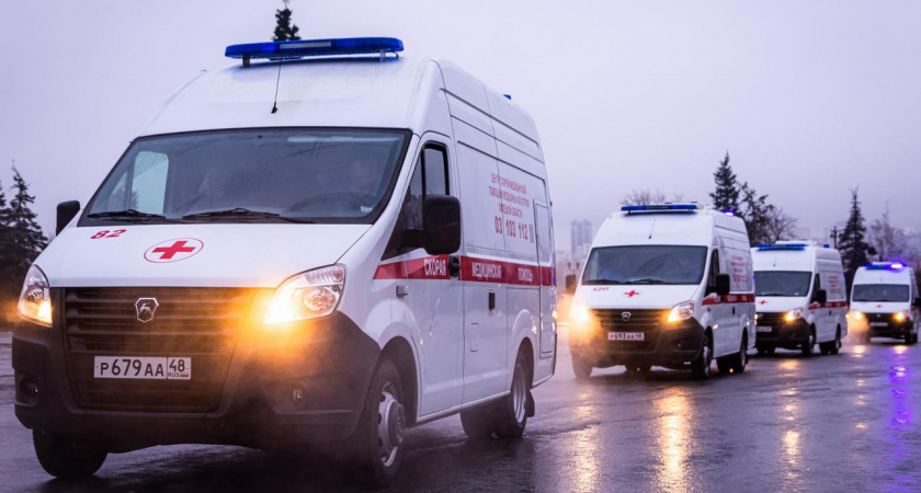 Липецкий губернатор вручил медикам ключи от новых автомобилей скорой помощи