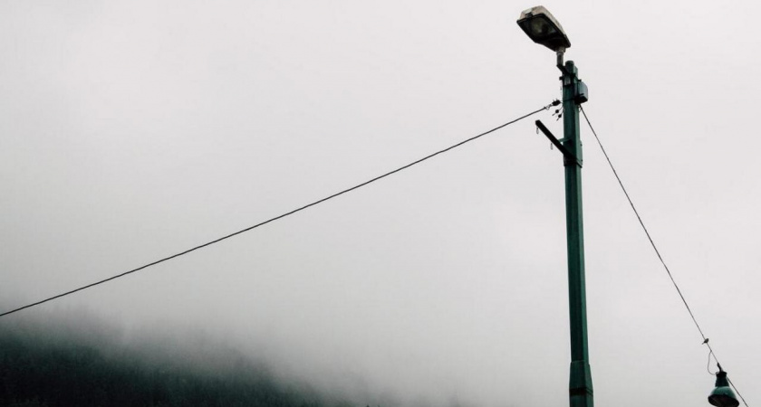 В Липецке водитель «Мерседеса» въехал в столб и скрылся с места происшествия