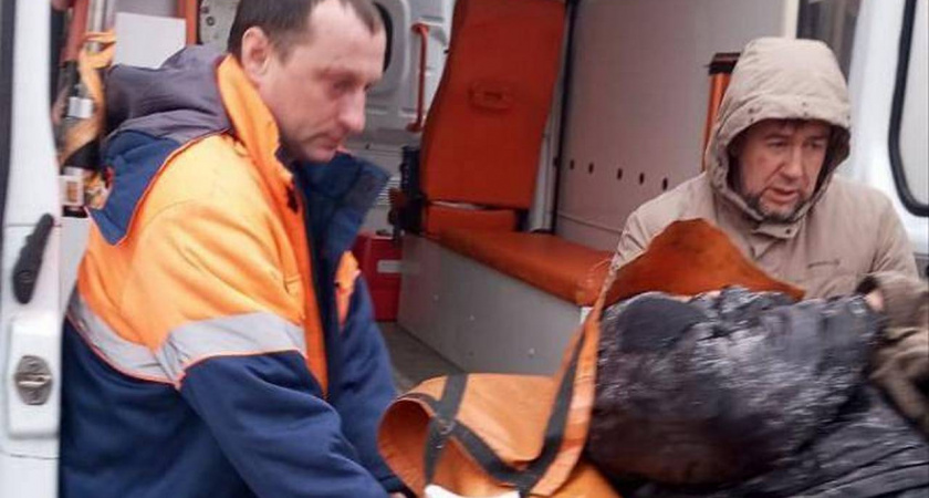 Липецкие спасатели вытащили из воды провалившегося под лед на реке Воронеж мужчину