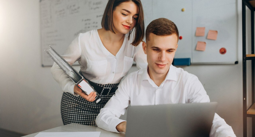 Почти у трети работников в Липецкой области был роман с коллегой