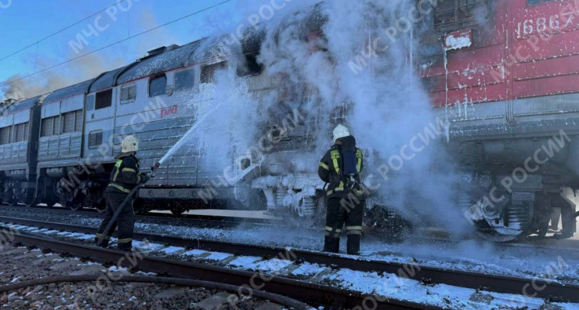 Липецкие пожарные помогли ликвидировать возгорание локомотива в Тамбовской области