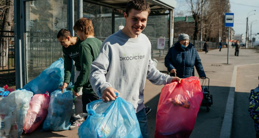 В «Зеленый автобус» липчане сдали 300 кг макулатуры и 50 кг батареек