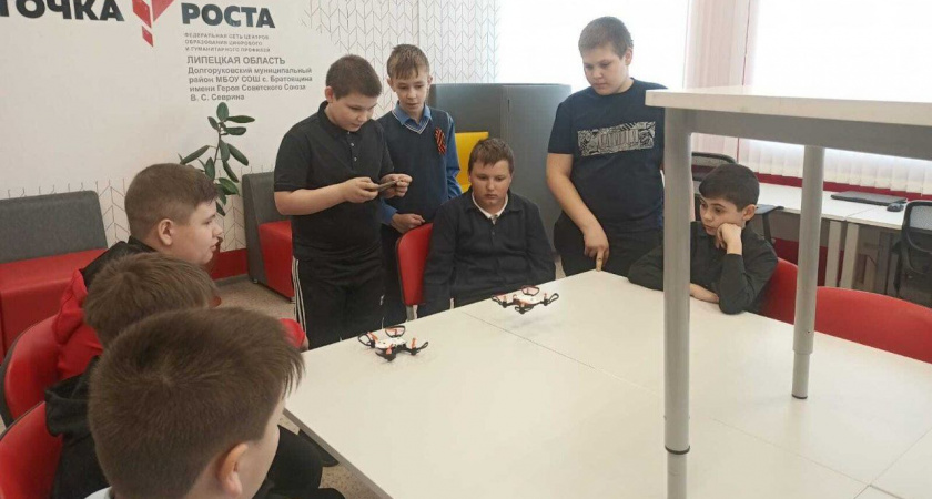 Липецкие школьники учатся управлять квадрокоптерами