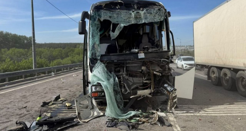 Ехавший из Ельца в Воронеж автобус попал в жуткое ДТП: пострадали 14 человек