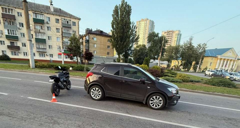 В Липецке в ДТП с легковушкой пострадала 32-летняя мотоциклистка