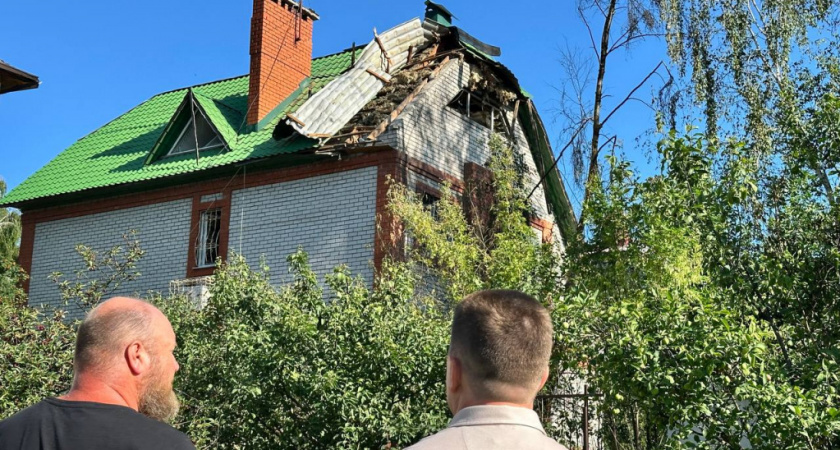 Беспилотники атаковали дом и автомобиль в Липецке
