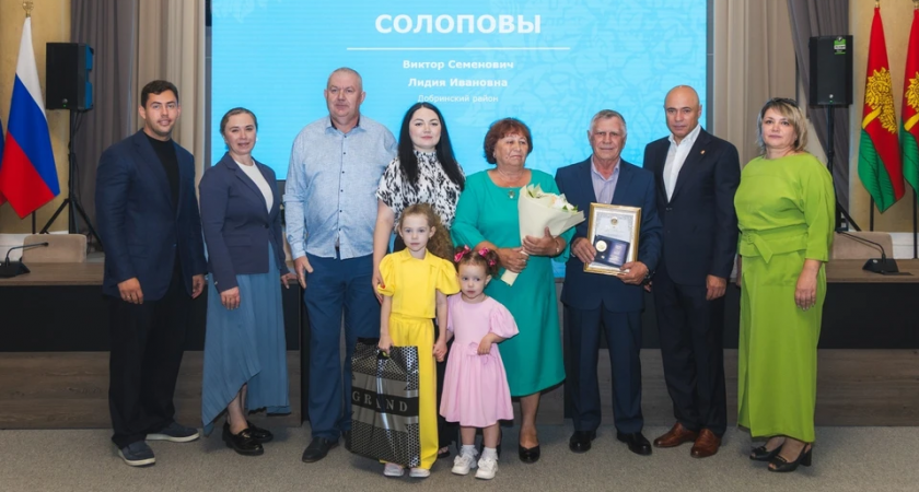Липецкие пары получили медали за 25 лет совместной жизни в День семьи