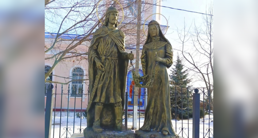 Памятники Петру и Февронии стали местом паломничества молодоженов 8 июля