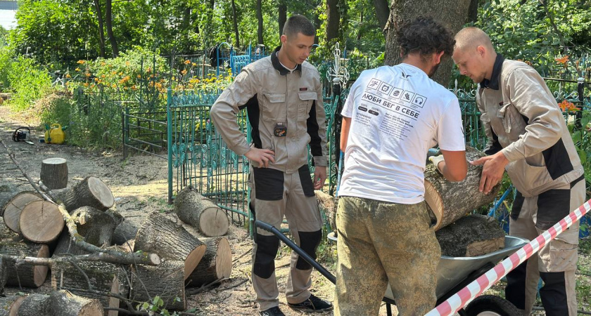 Альпинисты помогают убрать сухостой на елецком кладбище