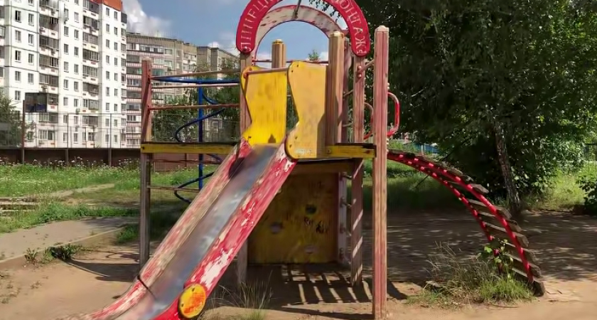 Аварийные игровые зоны обнаружили во дворах Липецка