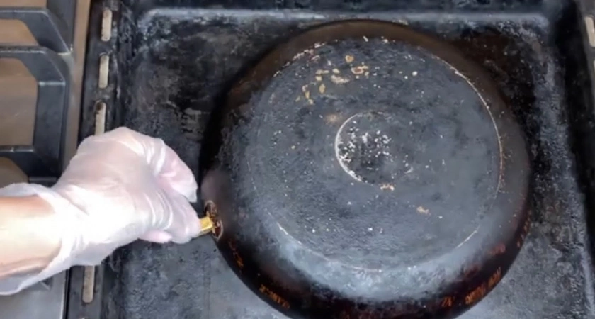 Больше никакого нагара: простой способ очистки сковородок - нужны всего 5 минут и соль