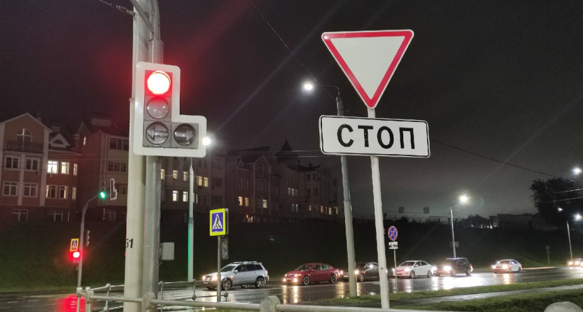Ошибка водителя: что делать, если проехал стоп-линию на красный? Поясняют в ГАИ
