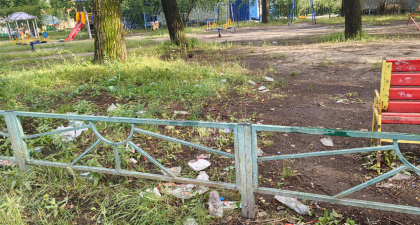 Детский сад №79 в Липецке окружили горы мусора и бутылок