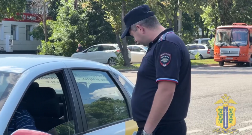 Сотрудники ГАИ выявили у липецких таксистов десятки нарушений