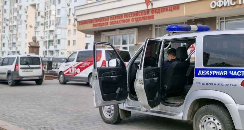 Баннер со Сталиным сорвали с фасада липецкого обкома КПРФ