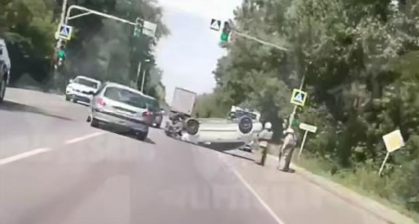 ДТП с перевернутым авто произошло на оживленной трассе Липецка