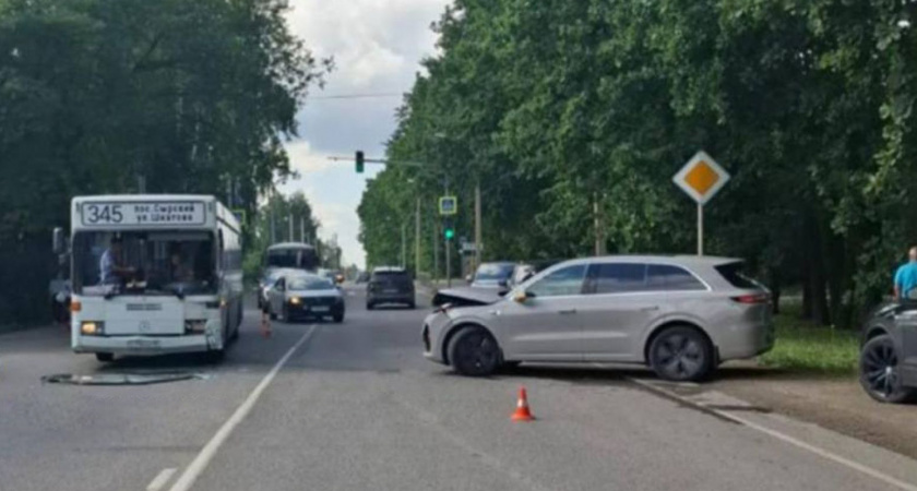 8-летнюю девочку отправили в больницу после ДТП с автобусом