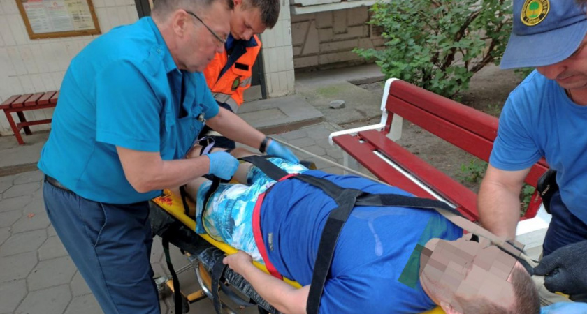 В Липецке упавшего мужчину отправили с козырька в больницу