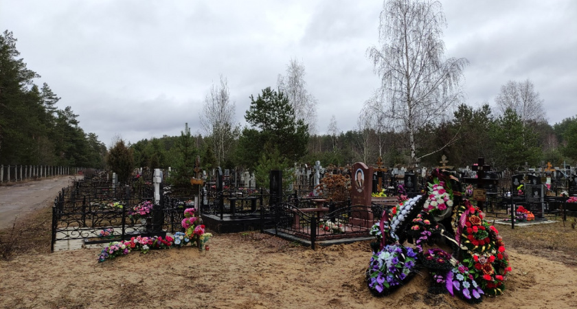 Вода размывает могилы на липецком кладбище