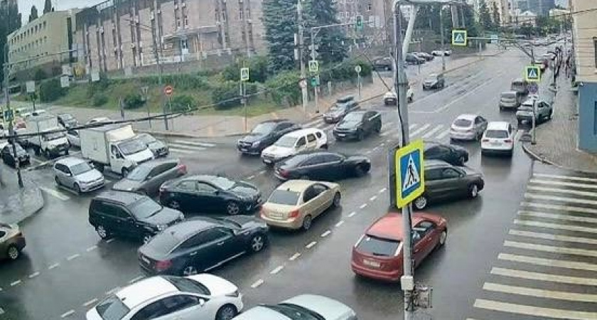 Жителей Липецка призвали соблюдать ПДД на перекрестке улиц Первомайская-Фрунзе
