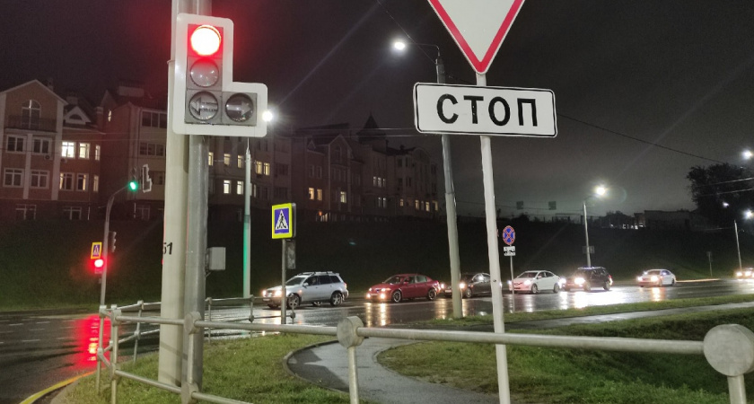 Автоюрист раскрыл разницу между проездом на красный и пересечением стоп-линии: как избежать лишения прав?