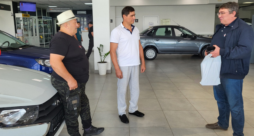 Два спецавтомобиля вручили пострадавшим на производстве в Липецке