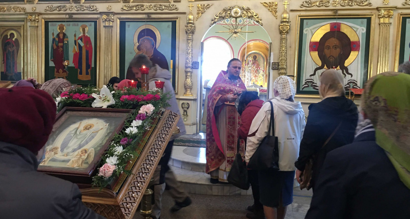 В Липецке встретили икону с частицей мощей святителя Луки в кафедральном соборе
