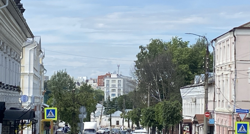 В Липецке на площади Героев рабочие демонтировали гранит