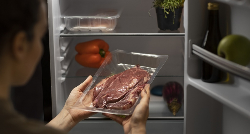 9 продуктов, которые нельзя хранить на нижней полке холодильника — запомните этот список раз и навсегда 