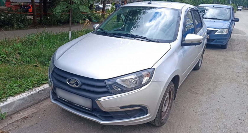 Липецкий автохулиган попал на видео при опасном маневре у моста