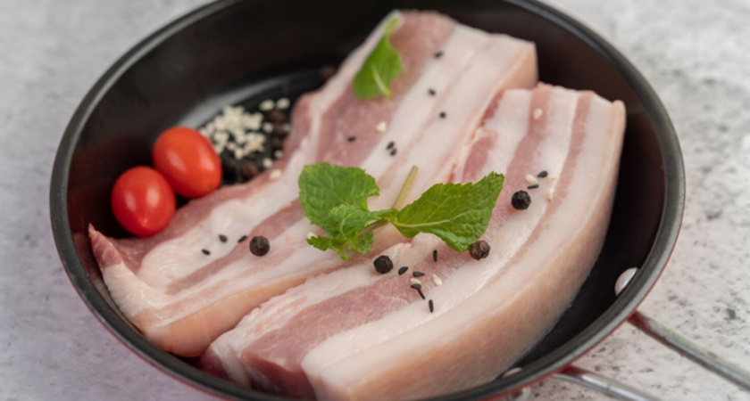 Сало по-одесски: простой рецепт, готовится за 5 минут, а вкус — как у настоящей буженины