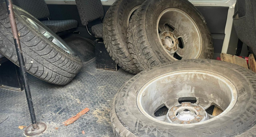 В Ельце раскрыли кражу колес и аккумуляторов с автостоянки